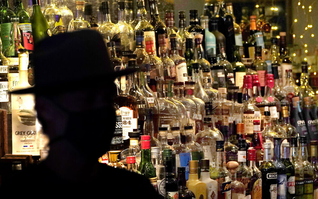 US surgeon general urges cancer warnings for alcoholic drinks