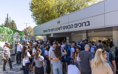 Young Israelis arrive at the IDF Military Induction Center in Tel Hashomer, April 18, 2024. (Yossi Aloni/ Flash90)