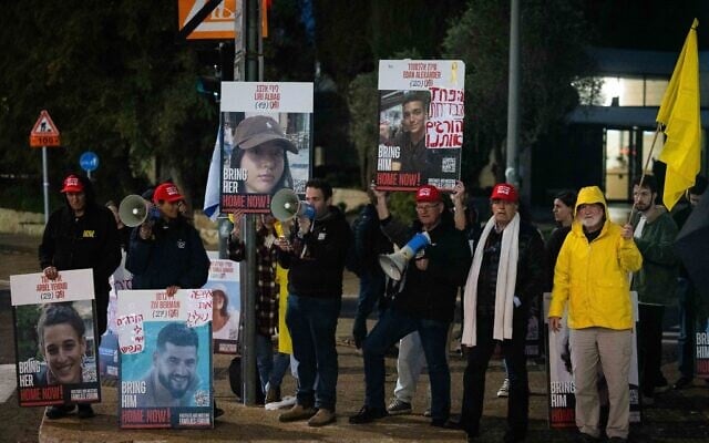 People protest for the release of hostages held in Gaza outside the Prime Minister's Office in Jerusalem, January 5, 2025 (Chaim Goldberg/Flash90)