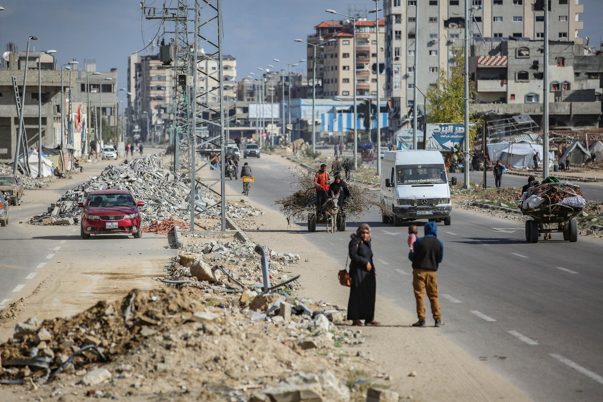 Aid trucks flow into Gaza, displaced residents start returning home as truce holds