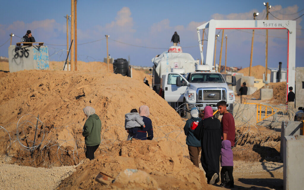 An Egyptian and Qatari committee inspect Palestinian vehicles at the Netzarim checkpoint as they return to northern Gaza, January 28, 2025. (Ali Hassan/Flash90)