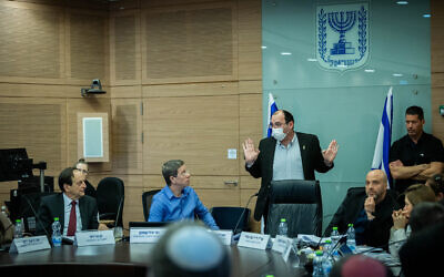 Chairman of the Knesset Constitution, Law and Justice Committee MK Simcha Rothman argues with former justice minister Dan Meridor in a committee hearing, January 28, 2025. (Yonatan Sindel/Flash90)