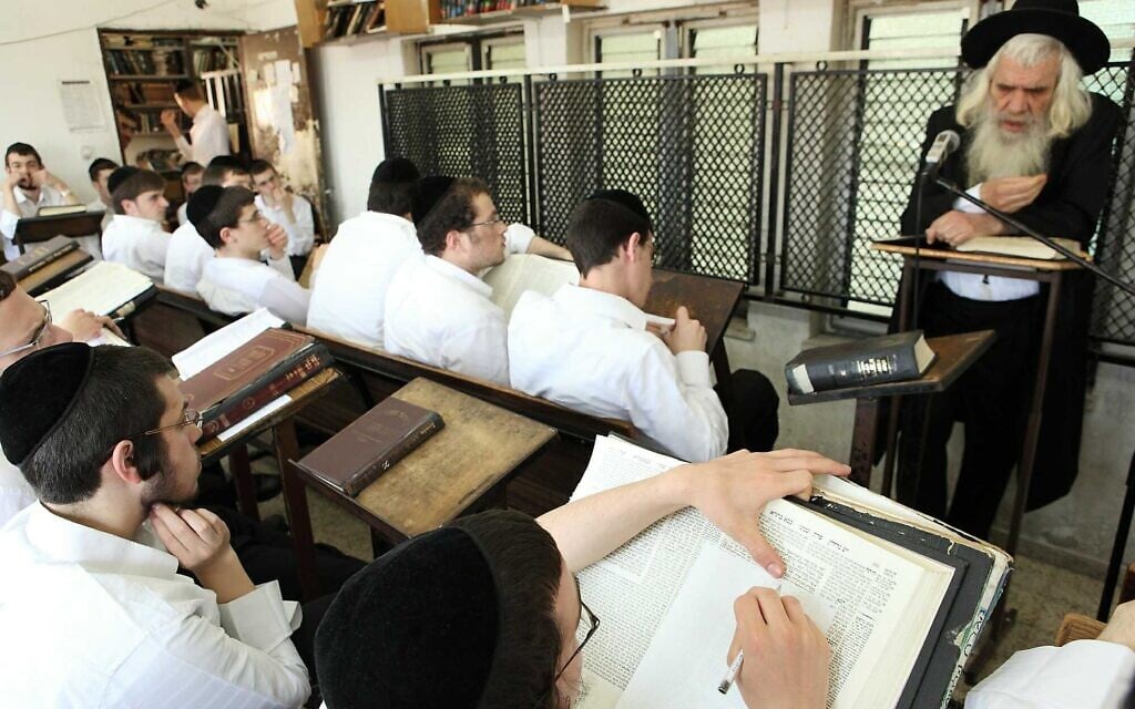 Rabbi Asher Deutsch teaches a class in Ponevezh Yeshiva in Bnai Brak in an undated photo. (Givat Hayeshiva)