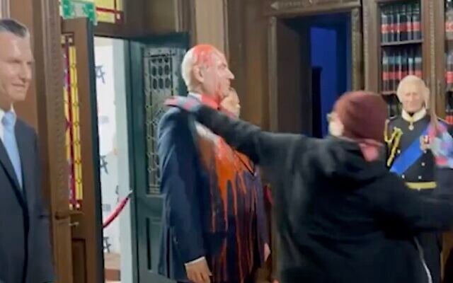 An anti-Israel activist destroys a wax figure of Prime Minister Benjamin Netanyahu in a museum in Mexico City, Mexico, on January 7, 2025. (Screenshot, X, used in accordance with Clause 27a of the Copyright Law) An anti-Israel activist destroys a wax figure of Prime Minister Benjamin Netanyahu in a museum in Mexico City, Mexico, on January 7, 2025. (Screenshot, X, used in accordance with Clause 27a of the Copyright Law)