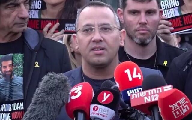 Sharon Sharabi speaks to reporters after leaving a meeting between Prime Minister Benjamin Netanyahu and hostage families at his Jerusalem office on January 14, 2025. (Screen capture/Channel 12)