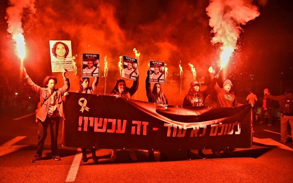 Families of the Gaza hostages block the Ayalon Highway in Tel Aviv, January 1, 2025. (Danor Aharon/Pro-Democracy Protest Group)
