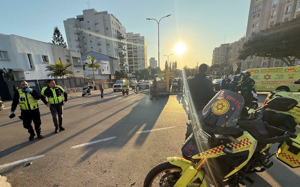 Tractor driver rams into 3 in Tel Aviv, reportedly after father stabbed in brawl