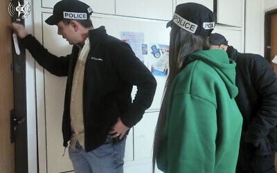 Police officers arrive to arrest a suspected pedophile on February 11, 2025. (Israel Police/Screenshot)