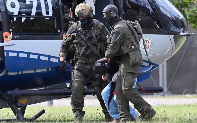 Members of a special police unit escort a man suspected to be responsible for the Solingen knife attack from a helicopter to the office of the Federal Prosecutor in Karlsruhe, southern Germany, on August 25, 2024. (Thomas Kienzle / AFP) Members of a special police unit escort a man suspected to be responsible for the Solingen knife attack from a helicopter to the office of the Federal Prosecutor in Karlsruhe, southern Germany, on August 25, 2024. (Thomas Kienzle / AFP)