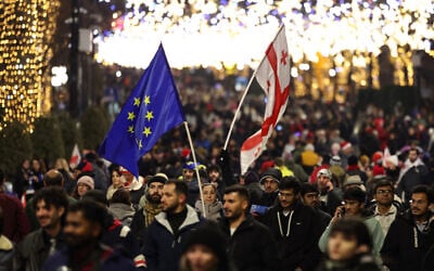 Anti-government demonstrators protest against the Georgian government's postponement of European Union accession talks until 2028, outside the parliament in central Tbilisi on December 31, 2024. (Giorgi ARJEVANIDZE / AFP)