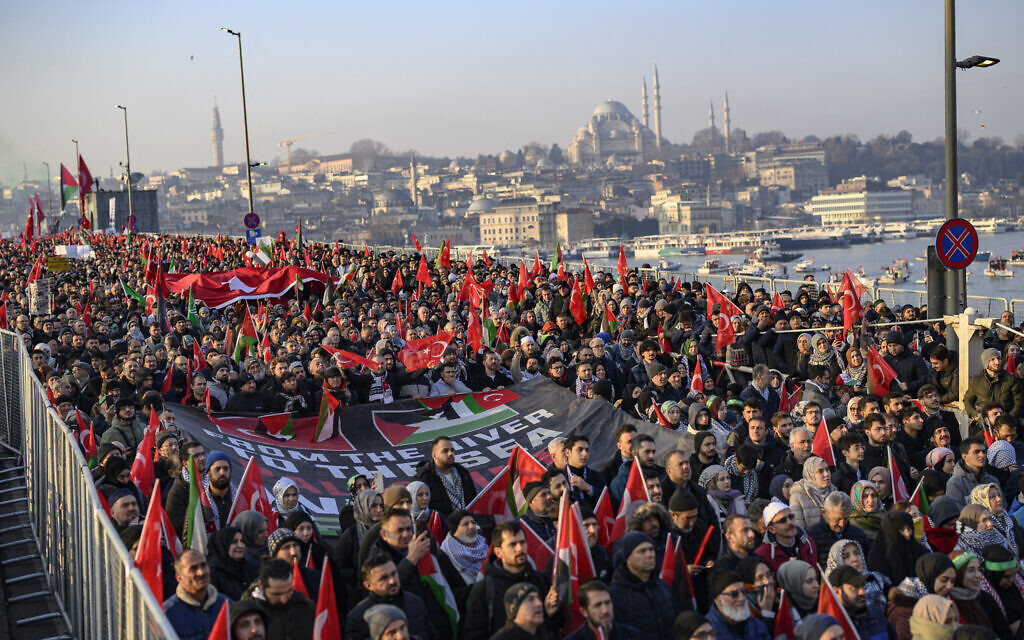 15 Palestinian prisoners freed under hostage-ceasefire deal arrive in Turkey