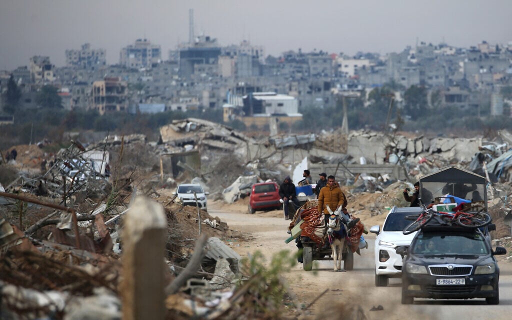 Displaced Palestinians cross the Netzarim corridor as they make their way to the northern parts of the Gaza Strip on February 9, 2025. (Eyad BABA / AFP)