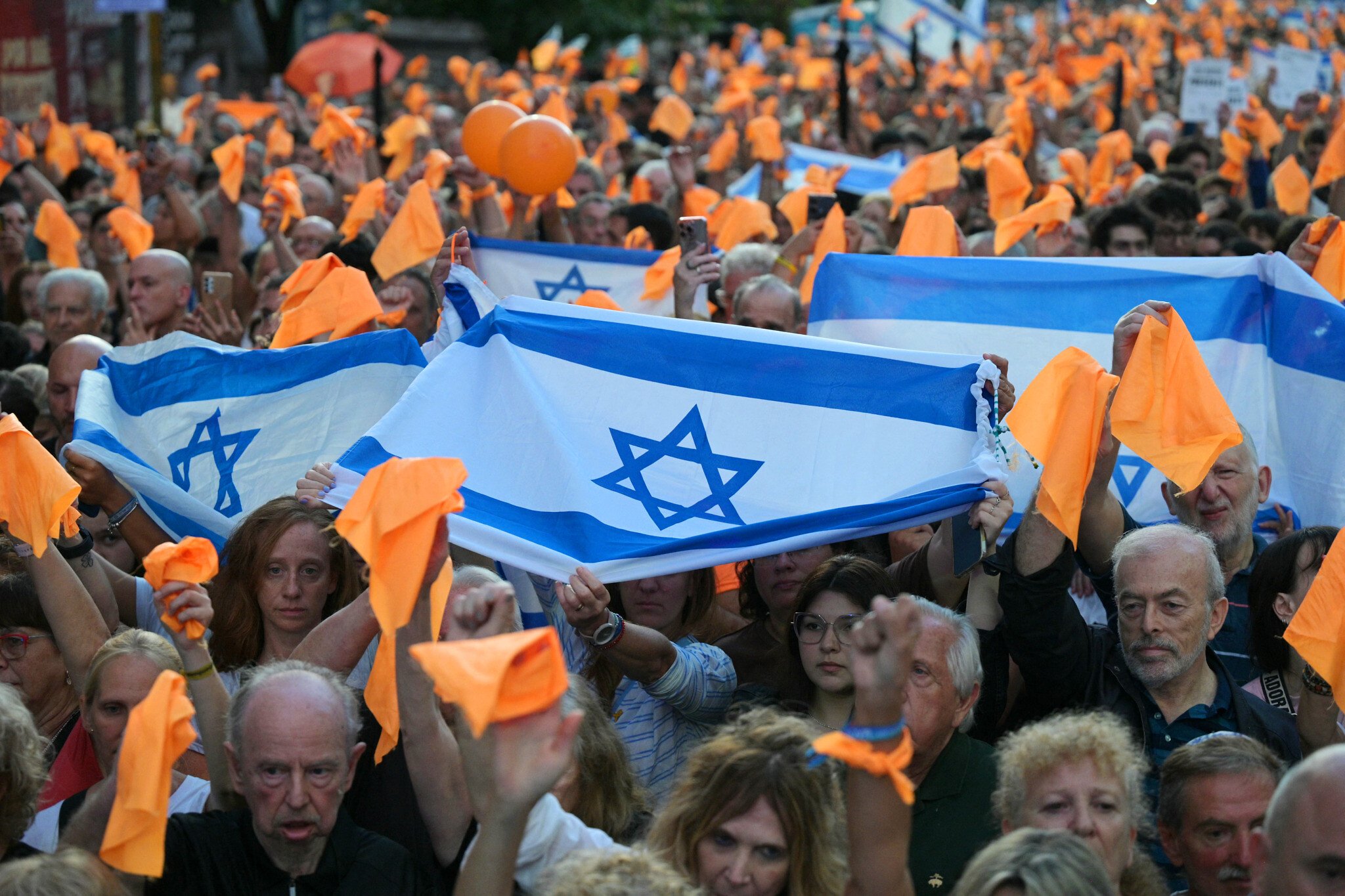 Buenos Aires Jews hold massive demonstration on behalf of Bibas family