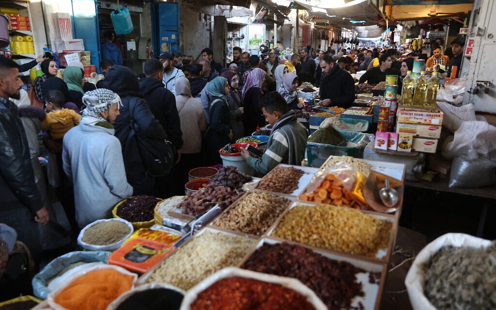Palestinians shop at the old Zawiya market in Gaza City on February 28, 2025, ahead of the Muslim holy fasting month of Ramadan (Omar AL-QATTAA / AFP)