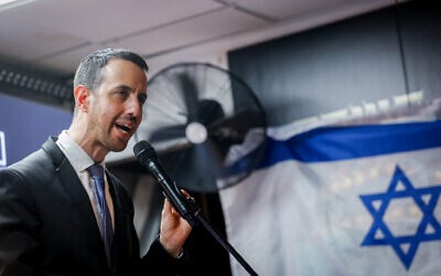 Likud MK Ariel Kallner speaks during a protest in support of Prime Minister Benjamin Netanyahu in Jerusalem, July 21, 2024. (Chaim Goldberg/Flash90)