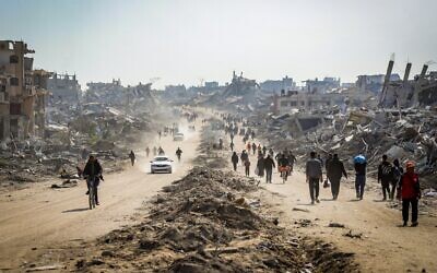 Displaced Palestinians return to their homes in northern Gaza, January 29, 2025. (Khalil Kahlout/Flash90)