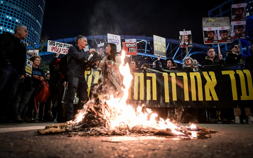 Demonstrators protest in Tel Aviv, for the release of Israelis held hostage in the Gaza Strip, on February 10, 2025. (Avshalom Sassoni/ Flash90)