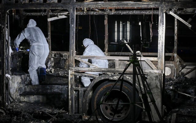 Israeli security forces at the scene of a bus bombing, in Bat Yam, central Israel, February 20, 2025. (Avshalom Sassoni/Flash90)