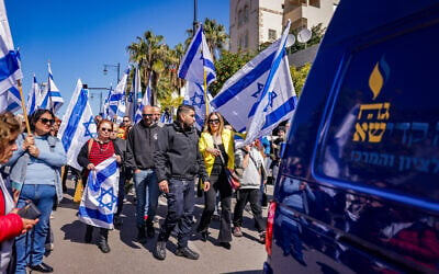 People pay their respects as the coffin of hostage Oded Lifshitz, killed in Hamas captivity, makes its way from Rishon Lezion, February 25, 2025. (Miriam Alster/Flash90)