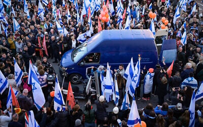 People pay their respects along the convoy carrying the bodies of hostages Shiri Bibas, Ariel and Kfir Bibas, in Rishon LeZion, February 26, 2025. (Photo by Avshalom Sassoni/Flash90)