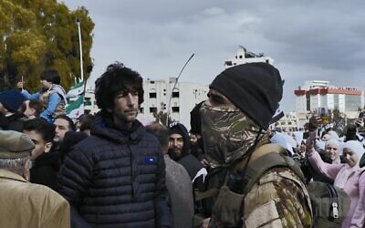 Israeli reporter Itai Anghel (left) walks through a crowd of Syrians in Damascus days after the fall of Bashar al-Assad, December 2024 (Screenshot/Channel 12)