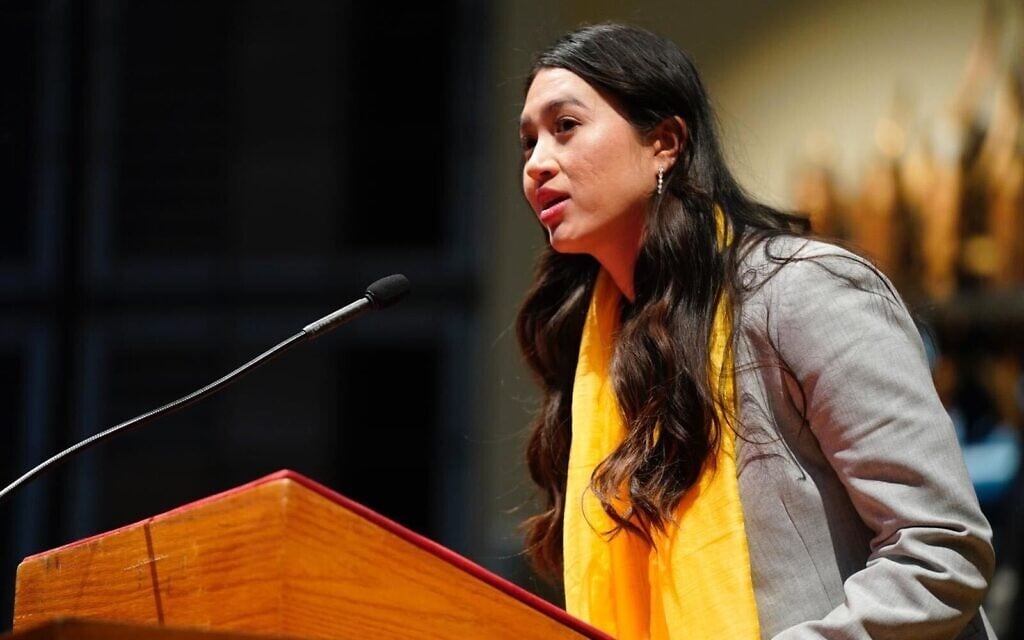 Rescued captive Noa Argamani addresses an event to mark over 500 days since the Hamas-led attack on October 7, 2023, at Washington Hebrew Congregation in Washington, DC. (Leigh Vogel)