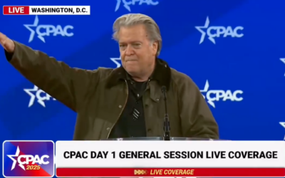 Steve Bannon gestures toward a crowd in Oxon Hill, Maryland, February 21, 2025. (X screenshot used in accordance with article 27a of the Copyright Law)