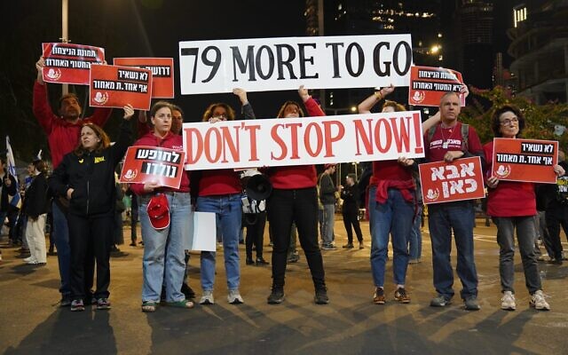 Protesters from the Bonot Alternativa (Building an Alternative) women's organization call for the release of all the hostages now, in Tel Aviv, February 1, 2025. (Dana Reany/Pro-Democracy Protest Movement)