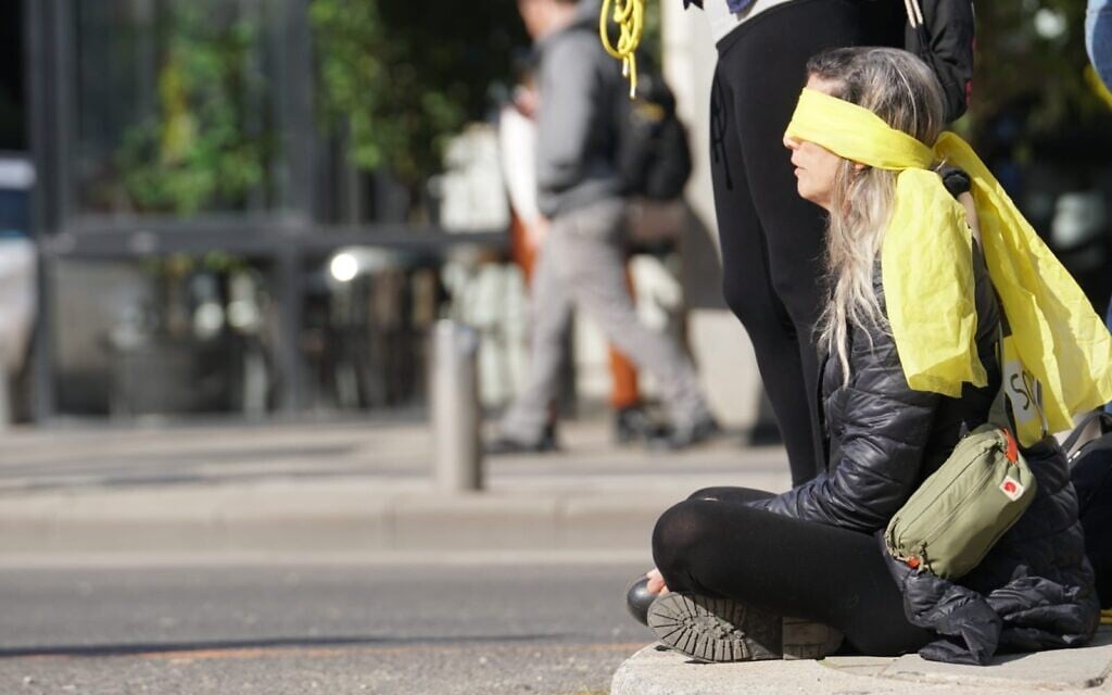 A hostage display on the corner of Ibn Gabirol and Jabotinsky streets in Tel Aviv marking 500 days of captivity in Gaza, February 17, 2025. (Lior Segev/Pro-Democracy Protest Movement)