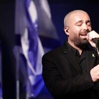 Singer Omer Adam performs at a memorial event in Hostages Square in Tel Aviv, February 20, 2025. (Alon Gilboa/Pro-Democracy Protest Movement)