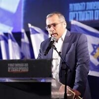 Rabbi Elhanan Danino speaks at a memorial event in Hostages Square in Tel Aviv, February 20, 2025. (Alon Gilboa/Pro-Democracy Protest Movement)