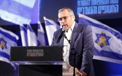 Rabbi Elhanan Danino speaks at a memorial event in Hostages Square in Tel Aviv, February 20, 2025. (Alon Gilboa/Pro-Democracy Protest Movement)