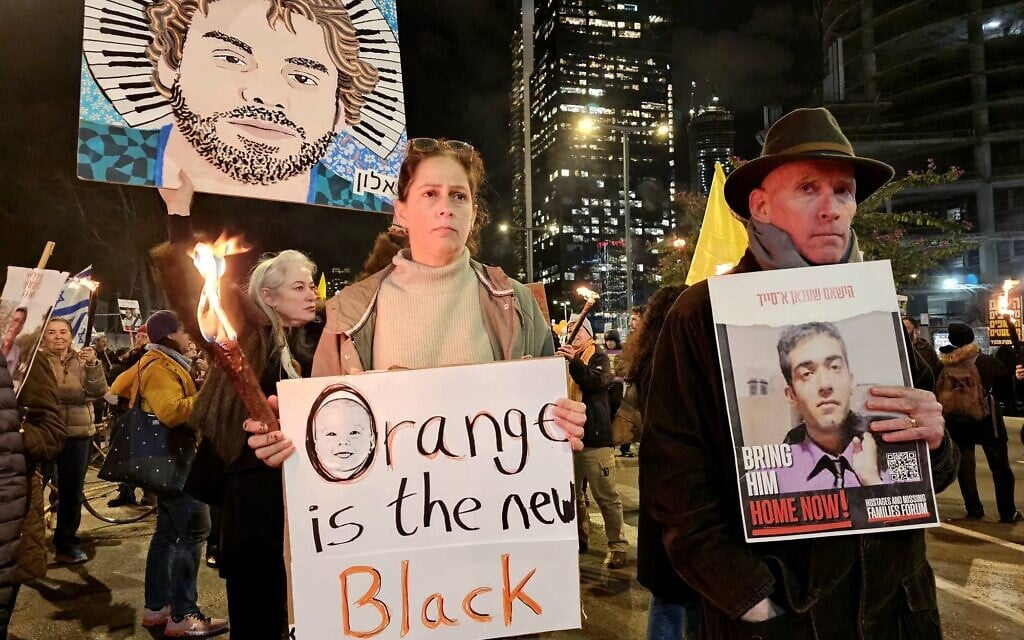 A rally on Tel Aviv's Begin Road calling for the release of the hostages from Gaza and mourning four dead hostages whose bodies were said to be returned by Hamas, February 20, 2025. (Zohar Bar-Yehuda/Pro-Democracy Protest Movement)