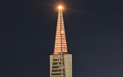 The Transamerica Pyramid Center in San Francisco is illuminated in orange in memory of the Bibas family, February 21, 2025. (Foreign Ministry)