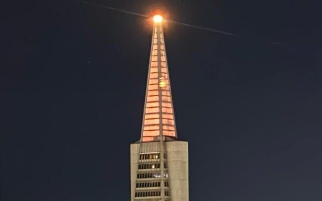 The Transamerica Pyramid Center in San Francisco is illuminated in orange in memory of the Bibas family, February 21, 2025. (Foreign Ministry) The Transamerica Pyramid Center in San Francisco is illuminated in orange in memory of the Bibas family, February 21, 2025. (Foreign Ministry)