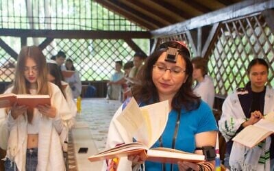 Rabbi Irena Gritsevskaya leads prayers from a new Ukrainian-language siddur. (Courtesy Midreshet Schechter, TALI, Masorti Olami via JTA)