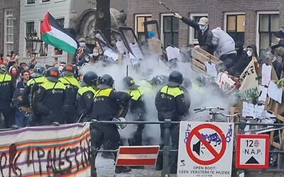Violent clashes at the University of Amsterdam campus at Binnengasthuisterrein, May 8, 2024. (Bart Schut)