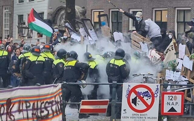 Violent clashes at the University of Amsterdam campus at Binnengasthuisterrein, May 8, 2024. (Bart Schut) Violent clashes at the University of Amsterdam campus at Binnengasthuisterrein, May 8, 2024. (Bart Schut)