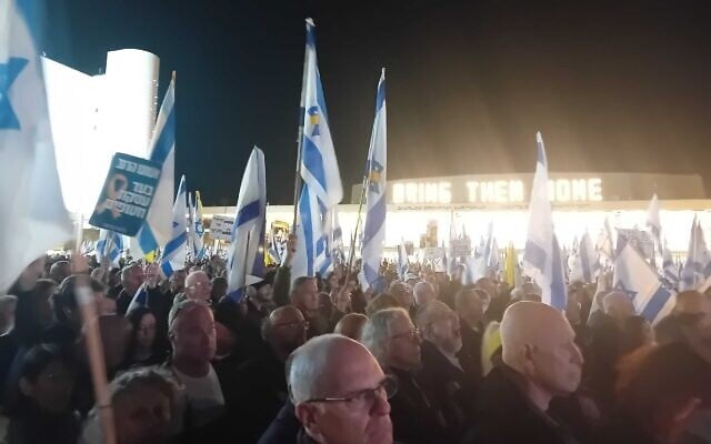 Anti-government protesters rally at Habima Square in Tel Aviv, March 22, 2025. (Noam Lehmann/The Times of Israel) Anti-government protesters rally at Habima Square in Tel Aviv, March 22, 2025. (Noam Lehmann/The Times of Israel)