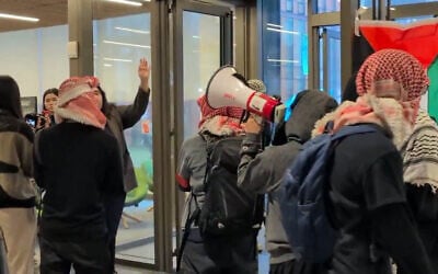 Anti-Israel protesters at Barnard’s Milstein Library, March 5, 2025 (X screenshot; used in accordance with clause 27a of the copyright law)