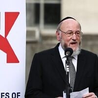 Britain's Chief Rabbi Ephraim Mirvis, addresses the crowd during a 'Vigil for Israel,' opposite the entrance to Downing Street, in London, October 9, 2023. (HENRY NICHOLLS / AFP)
