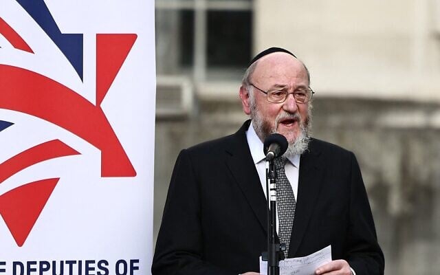 Britain's Chief Rabbi Ephraim Mirvis, addresses the crowd during a 'Vigil for Israel,' opposite the entrance to Downing Street, in London, October 9, 2023. (HENRY NICHOLLS / AFP) Britain's Chief Rabbi Ephraim Mirvis, addresses the crowd during a 'Vigil for Israel,' opposite the entrance to Downing Street, in London, October 9, 2023. (HENRY NICHOLLS / AFP)