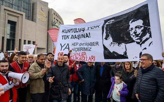 Supporters of Istanbul Mayor Ekrem Imamoglu hold a banner as they protest in front of the Caglayan Courthouse, in Istanbul on January 31, 2025. (Photo by Yasin AKGUL / AFP) Supporters of Istanbul Mayor Ekrem Imamoglu hold a banner as they protest in front of the Caglayan Courthouse, in Istanbul on January 31, 2025. (Photo by Yasin AKGUL / AFP)