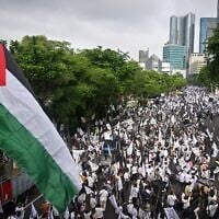 Protesters take part in a demonstration in support of the Palestinian people and to demand the end of the war in Gaza, in Surabaya, Indonesia, on February 2, 2025. (JUNI KRISWANTO / AFP)