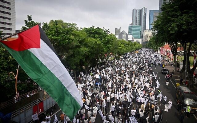 Protesters take part in a demonstration in support of the Palestinian people and to demand the end of the war in Gaza, in Surabaya, Indonesia, on February 2, 2025. (JUNI KRISWANTO / AFP) Protesters take part in a demonstration in support of the Palestinian people and to demand the end of the war in Gaza, in Surabaya, Indonesia, on February 2, 2025. (JUNI KRISWANTO / AFP)