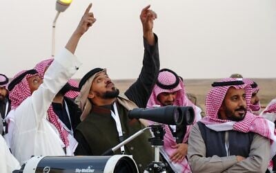 Saudi men look to spot the first crescent of the moon marking the start of the Muslim holy fasting month of Ramadan, in the southern Saudi city of Hautat Sudair, on February 28, 2025 (Abdullah Emad / AFP)