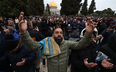 Palestinian Muslim worshipers pray outside the Dome of the Rock at the Al-Aqsa Mosque compound on the Temple Mount in Jerusalem's Old City while attending the first Ramadan Friday noon prayer, on March 7, 2025, during Islam's fasting holy month. (AHMAD GHARABLI / AFP)