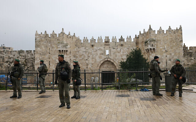 Israeli security forces stand guard outside Damascus Gate at the entrance of Jerusalem's Old City, ahead of the first Ramadan Friday noon prayer at the Al-Aqsa mosque compound on the Temple Mount on March 7, 2025. (Photo by AHMAD GHARABLI / AFP) Israeli security forces stand guard outside Damascus Gate at the entrance of Jerusalem's Old City, ahead of the first Ramadan Friday noon prayer at the Al-Aqsa mosque compound on the Temple Mount on March 7, 2025. (Photo by AHMAD GHARABLI / AFP)