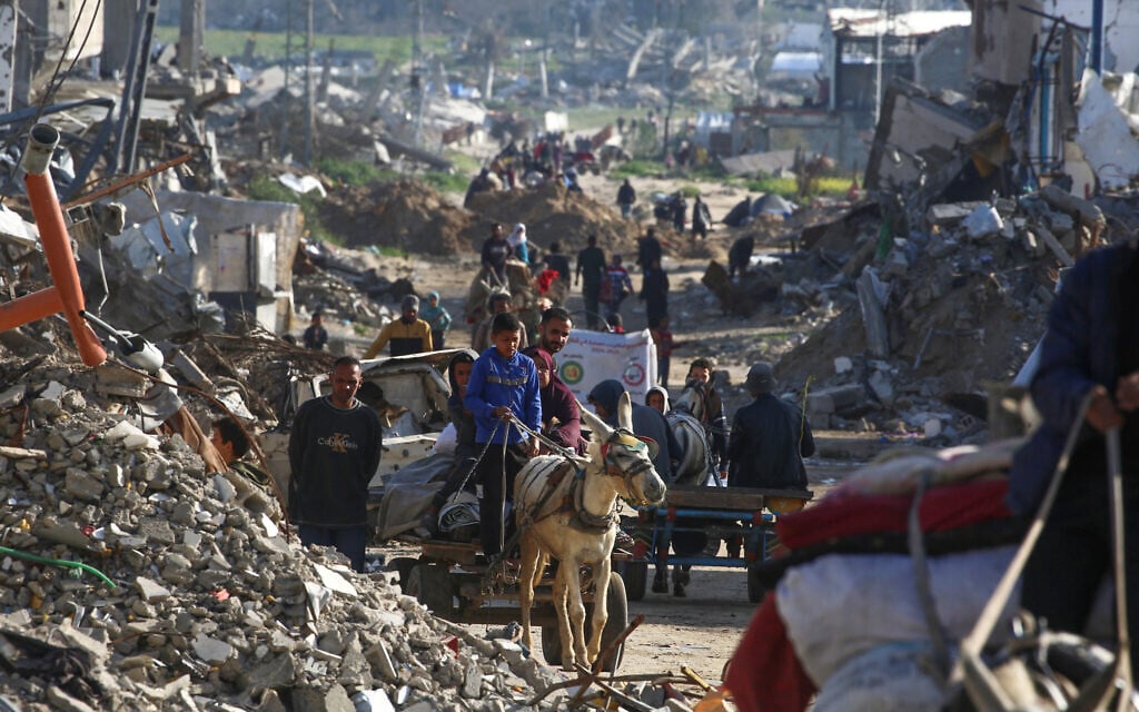 Palestinians who fled al-Mughraqa town arrive at the Nuseirat refugee camp in the central Gaza Strip, on March 18, 2025, following renewed Israeli strikes on the territory. (Photo by Eyad BABA / AFP)