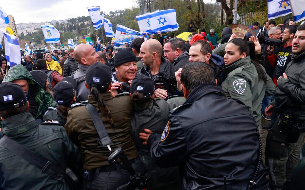 Israeli protesters and police scuffle during an anti-government protest in front of the prime minister's residence in Jerusalem on March 20, 2025. (Menahem Kahana / AFP)